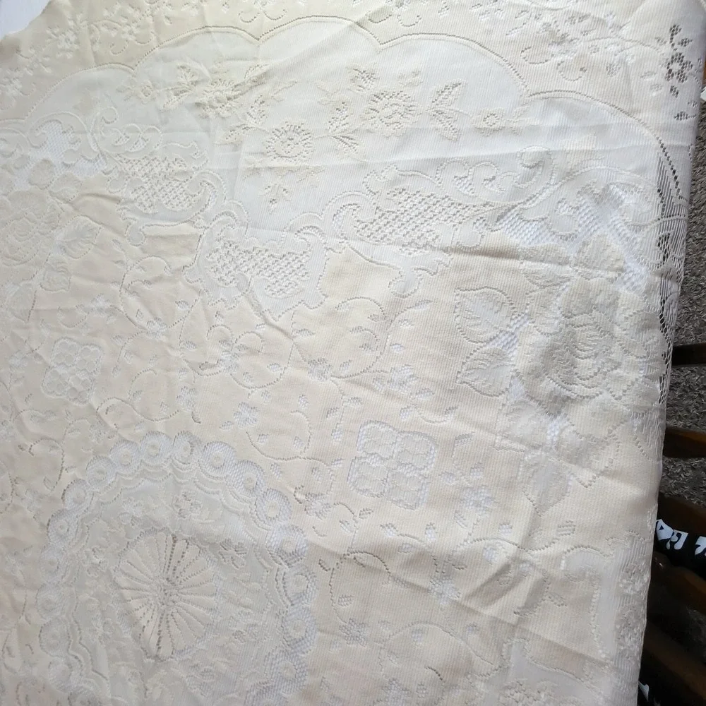 Vintage Cream Oval Lace Tablecloth 67